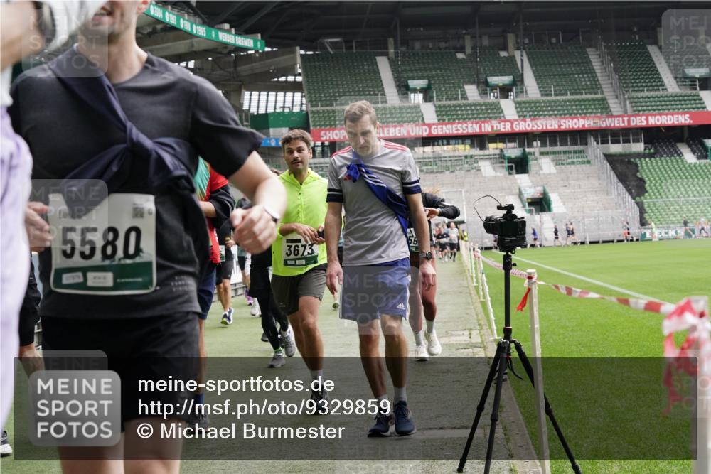 05.10.2025 - 20. swb-Marathon Bremen Michael Burmester http://msf.ph/oto/9329859 05.10.2025 13:01:39 Laufen im Stadion 58, 152, 156, 335, 428, 440, 488, 493, 546, 672, 772, 979, 1030, 1082, 1238, 1273, 1361, 1732, 1759, 1893, 1933, 1973, 1996, 1998, 2096, 2102, 2196, 2235, 2245, 2330, 2369, 2433, 2555, 2565, 2661, 2712, 2796, 2910, 2918, 2991, 2995, 3053, 3206, 3208, 3209, 3387, 3662, 3663, 3673, 3877, 4017, 4086, 4128, 4329, 4364, 4409, 4618, 4705, 4882, 4947, 4980, 5048, 5080, 5121, 5150, 5309, 5414, 5557, 5570, 5580, 5727, 5731, 5752, 5934, 5985, 6082, 6157 meine-sportfotos.de