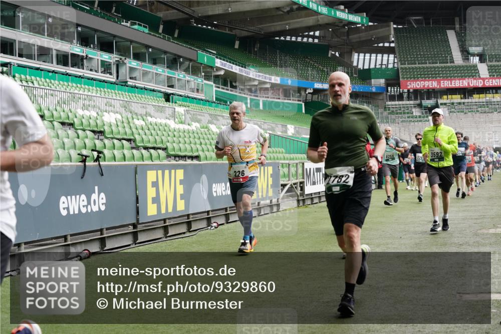 05.10.2025 - 20. swb-Marathon Bremen Michael Burmester http://msf.ph/oto/9329860 05.10.2025 12:59:41 Laufen im Stadion 27, 99, 219, 226, 667, 807, 860, 954, 978, 1043, 1516, 1525, 1548, 1598, 1711, 1843, 1854, 2609, 2663, 2782, 2797, 2866, 2941, 2945, 3086, 3087, 3104, 3169, 3230, 3592, 3747, 3783, 3888, 4181, 4220, 4380, 4395, 4486, 4536, 4827, 4909, 5123, 5493, 5510, 5530, 5584, 5891, 6030, 6374, 6439, 6536, 6674, 6882, 7169, 7185, 7201, 7262, 7295, 7307, 7398, 7421, 7467, 7511, 7550, 7679, 7906, 7929, 8097, 8214, 8247, 8258, 8372, 8485, 8699, 8981, 9024, 9072, 10526, 219, 586, 1229 meine-sportfotos.de