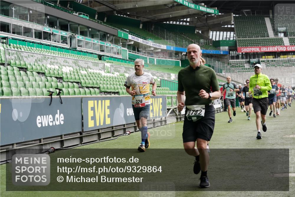 05.10.2025 - 20. swb-Marathon Bremen Michael Burmester http://msf.ph/oto/9329864 05.10.2025 12:59:41 Laufen im Stadion 27, 99, 219, 226, 667, 807, 860, 954, 978, 1043, 1516, 1525, 1548, 1598, 1711, 1843, 1854, 2609, 2663, 2782, 2797, 2866, 2941, 2945, 3086, 3087, 3104, 3169, 3230, 3592, 3747, 3783, 3888, 4181, 4220, 4380, 4395, 4486, 4536, 4827, 4909, 5123, 5493, 5510, 5530, 5584, 5891, 6030, 6374, 6439, 6536, 6674, 6882, 7169, 7185, 7201, 7262, 7295, 7307, 7398, 7421, 7467, 7511, 7550, 7679, 7906, 7929, 8097, 8214, 8247, 8258, 8372, 8485, 8699, 8981, 9024, 9072, 10526, 219, 586, 1229 meine-sportfotos.de