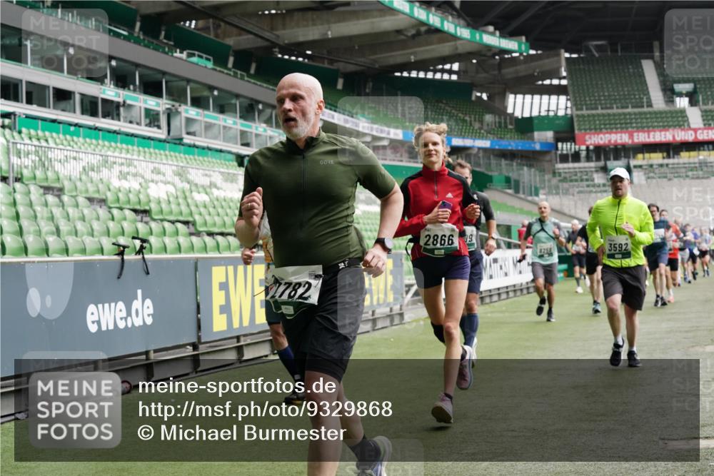 05.10.2025 - 20. swb-Marathon Bremen Michael Burmester http://msf.ph/oto/9329868 05.10.2025 12:59:42 Laufen im Stadion 27, 99, 226, 667, 807, 860, 954, 978, 1043, 1516, 1525, 1548, 1598, 1711, 1843, 1854, 2609, 2663, 2782, 2797, 2866, 2941, 2945, 3086, 3087, 3104, 3169, 3230, 3592, 3747, 3783, 3888, 4181, 4220, 4380, 4395, 4486, 4536, 4827, 4909, 5493, 5510, 5530, 5891, 6030, 6126, 6374, 6439, 6536, 6674, 6882, 7169, 7201, 7262, 7295, 7307, 7398, 7421, 7467, 7511, 7550, 7679, 7906, 7929, 8097, 8214, 8247, 8258, 8372, 8485, 8699, 8981, 9024, 9072, 10526, 219, 586, 1229 meine-sportfotos.de
