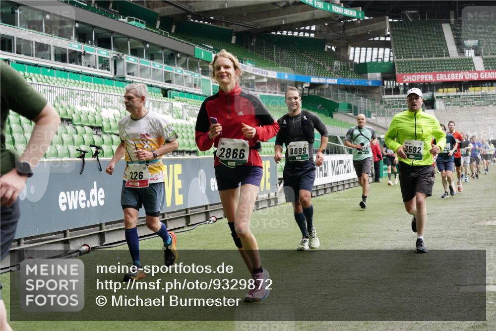 05.10.2025 - 20. swb-Marathon Bremen Michael Burmester http://msf.ph/oto/9329872 05.10.2025 12:59:42 Laufen im Stadion 27, 99, 226, 667, 807, 860, 954, 978, 1043, 1516, 1525, 1548, 1598, 1711, 1843, 1854, 2609, 2663, 2782, 2797, 2866, 2941, 2945, 3086, 3087, 3104, 3169, 3230, 3592, 3747, 3783, 3888, 4181, 4220, 4380, 4395, 4486, 4536, 4827, 4909, 5493, 5510, 5530, 5891, 6030, 6126, 6374, 6439, 6536, 6674, 6882, 7169, 7201, 7262, 7295, 7307, 7398, 7421, 7467, 7511, 7550, 7679, 7906, 7929, 8097, 8214, 8247, 8258, 8372, 8485, 8699, 8981, 9024, 9072, 10526, 219, 586, 1229 meine-sportfotos.de