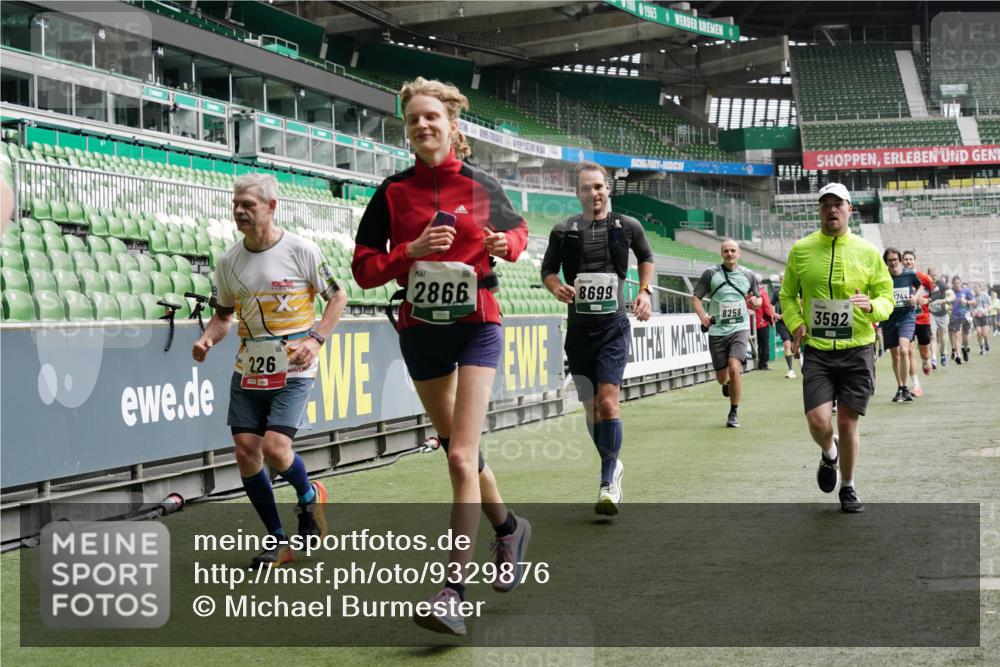 05.10.2025 - 20. swb-Marathon Bremen Michael Burmester http://msf.ph/oto/9329876 05.10.2025 12:59:42 Laufen im Stadion 27, 99, 226, 667, 807, 860, 954, 978, 1043, 1516, 1525, 1548, 1598, 1711, 1843, 1854, 2609, 2663, 2782, 2797, 2866, 2941, 2945, 3086, 3087, 3104, 3169, 3230, 3592, 3747, 3783, 3888, 4181, 4220, 4380, 4395, 4486, 4536, 4827, 4909, 5493, 5510, 5530, 5891, 6030, 6126, 6374, 6439, 6536, 6674, 6882, 7169, 7201, 7262, 7295, 7307, 7398, 7421, 7467, 7511, 7550, 7679, 7906, 7929, 8097, 8214, 8247, 8258, 8372, 8485, 8699, 8981, 9024, 9072, 10526, 219, 586, 1229 meine-sportfotos.de