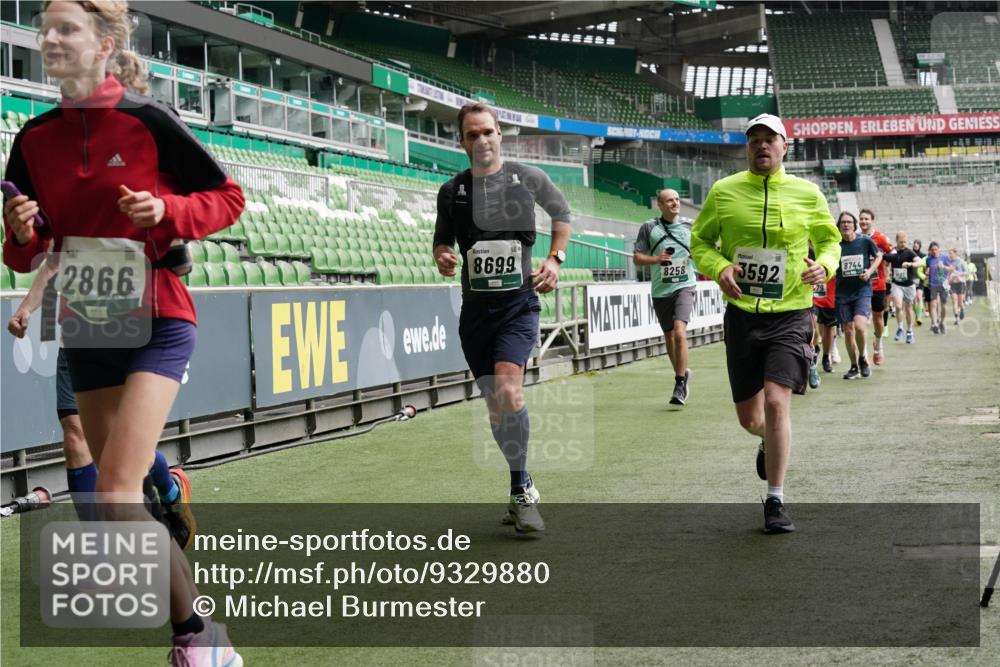 05.10.2025 - 20. swb-Marathon Bremen Michael Burmester http://msf.ph/oto/9329880 05.10.2025 12:59:43 Laufen im Stadion 27, 99, 226, 667, 807, 860, 954, 978, 1043, 1516, 1525, 1548, 1598, 1711, 1843, 1854, 2609, 2663, 2782, 2797, 2866, 2941, 2945, 3086, 3087, 3104, 3169, 3230, 3592, 3747, 3783, 3888, 4181, 4220, 4380, 4395, 4486, 4536, 4824, 4827, 5493, 5510, 5530, 6030, 6126, 6374, 6439, 6536, 6674, 6882, 7169, 7201, 7262, 7295, 7307, 7398, 7421, 7467, 7511, 7598, 7679, 7906, 7929, 8097, 8214, 8258, 8372, 8485, 8699, 8981, 9024, 9072, 10526, 219, 586, 1229 meine-sportfotos.de