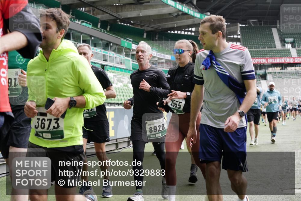 05.10.2025 - 20. swb-Marathon Bremen Michael Burmester http://msf.ph/oto/9329883 05.10.2025 13:01:41 Laufen im Stadion 58, 152, 156, 335, 428, 440, 488, 493, 546, 672, 772, 979, 1030, 1082, 1238, 1256, 1273, 1348, 1361, 1452, 1732, 1759, 1893, 1933, 1973, 1996, 2096, 2102, 2235, 2245, 2330, 2433, 2555, 2565, 2712, 2796, 2910, 2912, 2918, 2991, 2995, 3053, 3206, 3208, 3209, 3387, 3526, 3662, 3663, 3673, 3877, 4017, 4018, 4086, 4128, 4329, 4364, 4409, 4618, 4705, 4882, 4947, 4980, 5048, 5080, 5121, 5150, 5309, 5414, 5557, 5570, 5580, 5727, 5731, 5752, 5934, 5985, 6082, 6157 meine-sportfotos.de