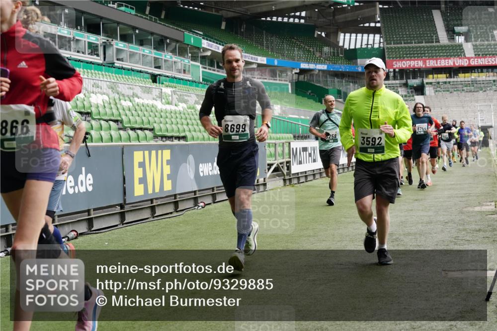 05.10.2025 - 20. swb-Marathon Bremen Michael Burmester http://msf.ph/oto/9329885 05.10.2025 12:59:43 Laufen im Stadion 27, 99, 226, 667, 807, 860, 954, 978, 1043, 1516, 1525, 1548, 1598, 1711, 1843, 1854, 2609, 2663, 2782, 2797, 2866, 2941, 2945, 3086, 3087, 3104, 3169, 3230, 3592, 3747, 3783, 3888, 4181, 4220, 4380, 4395, 4486, 4536, 4824, 4827, 5493, 5510, 5530, 6030, 6126, 6374, 6439, 6536, 6674, 6882, 7169, 7201, 7262, 7295, 7307, 7398, 7421, 7467, 7511, 7598, 7679, 7906, 7929, 8097, 8214, 8258, 8372, 8485, 8699, 8981, 9024, 9072, 10526, 219, 586, 1229 meine-sportfotos.de