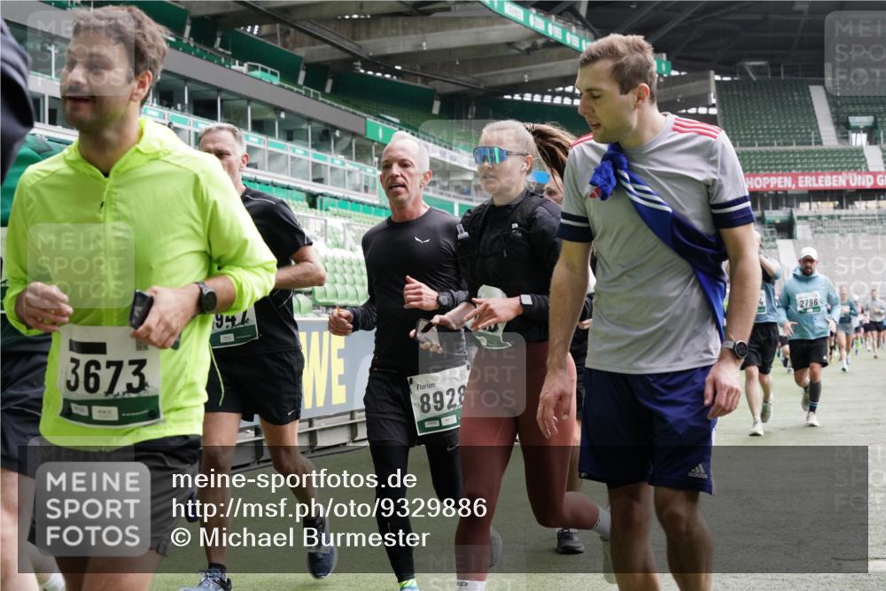 05.10.2025 - 20. swb-Marathon Bremen Michael Burmester http://msf.ph/oto/9329886 05.10.2025 13:01:41 Laufen im Stadion 58, 152, 156, 335, 428, 440, 488, 493, 546, 672, 772, 979, 1030, 1082, 1238, 1256, 1273, 1348, 1361, 1452, 1732, 1759, 1893, 1933, 1973, 1996, 2096, 2102, 2235, 2245, 2330, 2433, 2555, 2565, 2712, 2796, 2910, 2912, 2918, 2991, 2995, 3053, 3206, 3208, 3209, 3387, 3526, 3662, 3663, 3673, 3877, 4017, 4018, 4086, 4128, 4329, 4364, 4409, 4618, 4705, 4882, 4947, 4980, 5048, 5080, 5121, 5150, 5309, 5414, 5557, 5570, 5580, 5727, 5731, 5752, 5934, 5985, 6082, 6157 meine-sportfotos.de