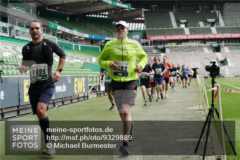 05.10.2025 - 20. swb-Marathon Bremen Michael Burmester http://msf.ph/oto/9329889 05.10.2025 12:59:44 Laufen im Stadion 27, 99, 226, 667, 807, 860, 954, 978, 1043, 1516, 1525, 1548, 1598, 1711, 1843, 1854, 2609, 2663, 2782, 2866, 2941, 2945, 3086, 3087, 3104, 3169, 3230, 3592, 3747, 3783, 3888, 4181, 4220, 4380, 4395, 4486, 4536, 4824, 4827, 5493, 5510, 5530, 6030, 6126, 6374, 6439, 6536, 6674, 6881, 6882, 7169, 7201, 7262, 7295, 7307, 7398, 7421, 7467, 7511, 7537, 7598, 7679, 7906, 7929, 8097, 8214, 8258, 8372, 8485, 8699, 8981, 9024, 9072, 10526, 219, 586, 667, 1229 meine-sportfotos.de