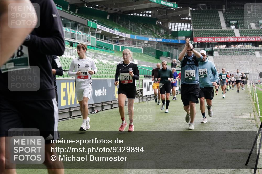 05.10.2025 - 20. swb-Marathon Bremen Michael Burmester http://msf.ph/oto/9329894 05.10.2025 13:01:43 Laufen im Stadion 58, 152, 156, 335, 428, 440, 488, 493, 546, 672, 772, 979, 1030, 1082, 1238, 1256, 1273, 1348, 1361, 1452, 1732, 1759, 1856, 1893, 1933, 1996, 2096, 2102, 2235, 2245, 2330, 2433, 2555, 2565, 2712, 2796, 2910, 2912, 2918, 2991, 2995, 3053, 3206, 3208, 3209, 3387, 3525, 3526, 3662, 3663, 3673, 3877, 4017, 4018, 4086, 4128, 4329, 4364, 4409, 4618, 4705, 4882, 4947, 4980, 5048, 5080, 5121, 5150, 5309, 5414, 5557, 5570, 5580, 5727, 5731, 5752, 5934, 5985, 6082, 6157 meine-sportfotos.de