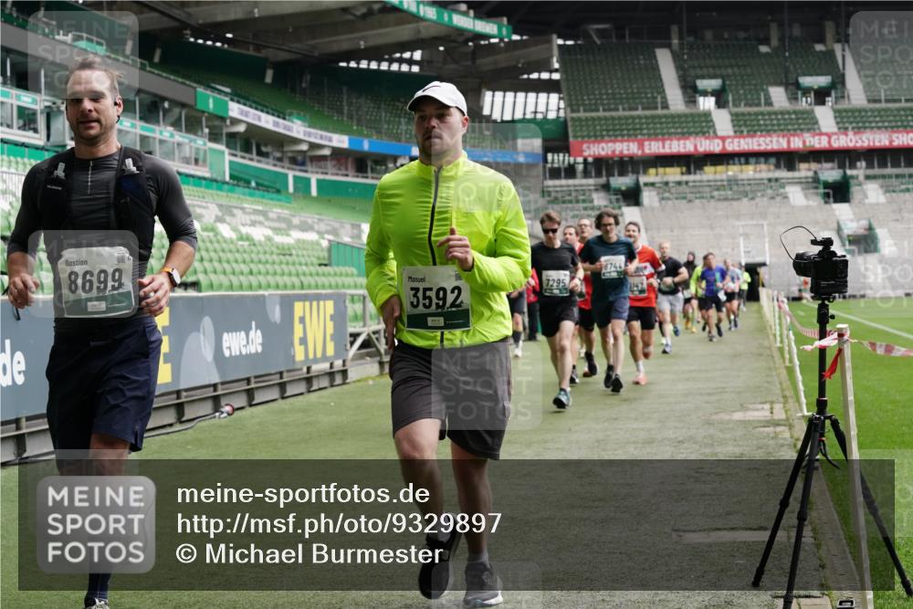 05.10.2025 - 20. swb-Marathon Bremen Michael Burmester http://msf.ph/oto/9329897 05.10.2025 12:59:44 Laufen im Stadion 27, 99, 226, 667, 807, 860, 954, 978, 1043, 1516, 1525, 1548, 1598, 1711, 1843, 1854, 2609, 2663, 2782, 2866, 2941, 2945, 3086, 3087, 3104, 3169, 3230, 3592, 3747, 3783, 3888, 4181, 4220, 4380, 4395, 4486, 4536, 4824, 4827, 5493, 5510, 5530, 6030, 6126, 6374, 6439, 6536, 6674, 6881, 6882, 7169, 7201, 7262, 7295, 7307, 7398, 7421, 7467, 7511, 7537, 7598, 7679, 7906, 7929, 8097, 8214, 8258, 8372, 8485, 8699, 8981, 9024, 9072, 10526, 219, 586, 667, 1229 meine-sportfotos.de