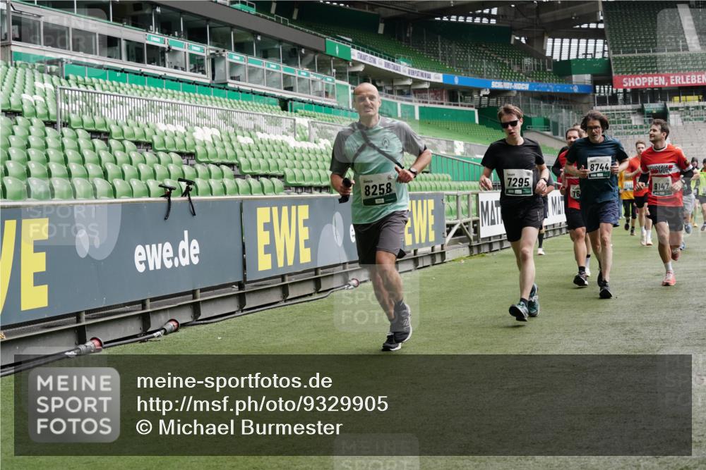 05.10.2025 - 20. swb-Marathon Bremen Michael Burmester http://msf.ph/oto/9329905 05.10.2025 12:59:45 Laufen im Stadion 27, 99, 226, 807, 860, 954, 978, 1043, 1516, 1525, 1548, 1598, 1711, 1843, 1854, 2609, 2663, 2782, 2866, 2941, 2945, 3086, 3087, 3104, 3169, 3230, 3592, 3747, 3783, 3888, 4181, 4220, 4380, 4395, 4486, 4536, 4824, 4827, 5493, 5510, 5530, 6030, 6126, 6374, 6439, 6536, 6674, 6881, 7201, 7262, 7295, 7307, 7398, 7421, 7467, 7511, 7537, 7598, 7679, 7906, 7929, 8097, 8214, 8258, 8372, 8485, 8699, 8981, 9024, 9072, 10526, 219, 586, 667, 1229 meine-sportfotos.de