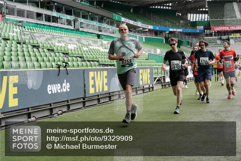 05.10.2025 - 20. swb-Marathon Bremen Michael Burmester http://msf.ph/oto/9329909 05.10.2025 12:59:45 Laufen im Stadion 27, 99, 226, 807, 860, 954, 978, 1043, 1516, 1525, 1548, 1598, 1711, 1843, 1854, 2609, 2663, 2782, 2866, 2941, 2945, 3086, 3087, 3104, 3169, 3230, 3592, 3747, 3783, 3888, 4181, 4220, 4380, 4395, 4486, 4536, 4824, 4827, 5493, 5510, 5530, 6030, 6126, 6374, 6439, 6536, 6674, 6881, 7201, 7262, 7295, 7307, 7398, 7421, 7467, 7511, 7537, 7598, 7679, 7906, 7929, 8097, 8214, 8258, 8372, 8485, 8699, 8981, 9024, 9072, 10526, 219, 586, 667, 1229 meine-sportfotos.de