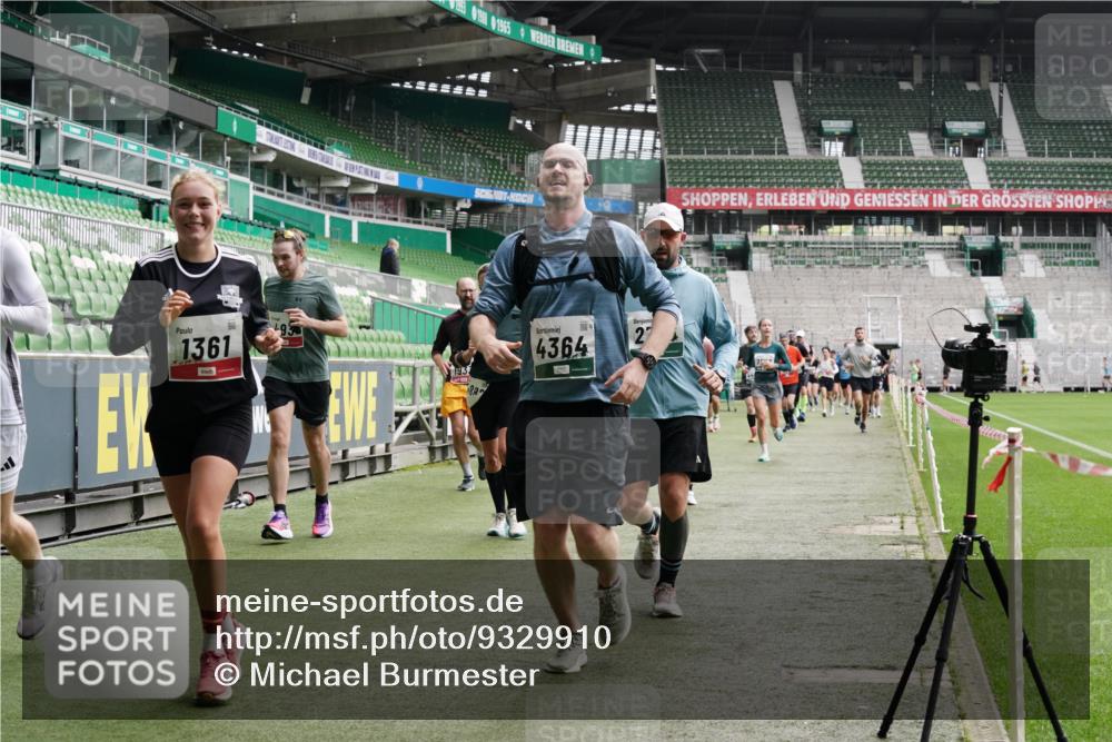 05.10.2025 - 20. swb-Marathon Bremen Michael Burmester http://msf.ph/oto/9329910 05.10.2025 13:01:44 Laufen im Stadion 58, 152, 156, 335, 428, 440, 488, 493, 546, 672, 772, 979, 1030, 1082, 1238, 1256, 1348, 1361, 1452, 1732, 1759, 1856, 1893, 1899, 1933, 1996, 2096, 2102, 2235, 2245, 2306, 2330, 2433, 2555, 2565, 2712, 2796, 2910, 2912, 2918, 2991, 2995, 3053, 3206, 3208, 3209, 3387, 3525, 3526, 3662, 3663, 3673, 3877, 4017, 4018, 4086, 4128, 4329, 4364, 4409, 4444, 4618, 4705, 4882, 4947, 4980, 5048, 5080, 5121, 5150, 5309, 5414, 5557, 5570, 5580, 5727, 5731, 5752, 5934, 5985, 6082, 6157 meine-sportfotos.de
