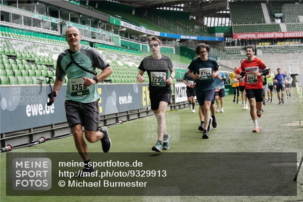 05.10.2025 - 20. swb-Marathon Bremen Michael Burmester http://msf.ph/oto/9329913 05.10.2025 12:59:46 Laufen im Stadion 27, 99, 226, 807, 860, 954, 978, 1043, 1516, 1525, 1548, 1598, 1711, 1843, 1854, 2609, 2663, 2782, 2866, 2941, 2945, 3086, 3087, 3104, 3169, 3230, 3592, 3747, 3783, 3888, 4181, 4220, 4380, 4395, 4486, 4536, 4824, 4827, 5493, 5510, 6030, 6126, 6374, 6439, 6536, 6674, 6881, 7201, 7262, 7295, 7307, 7398, 7421, 7467, 7511, 7537, 7598, 7679, 7906, 7929, 8097, 8214, 8258, 8372, 8485, 8699, 8981, 9024, 9072, 10526, 219, 586, 667, 1229 meine-sportfotos.de