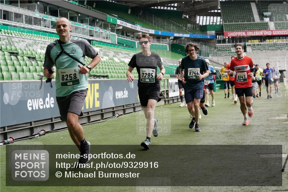 05.10.2025 - 20. swb-Marathon Bremen Michael Burmester http://msf.ph/oto/9329916 05.10.2025 12:59:46 Laufen im Stadion 27, 99, 226, 807, 860, 954, 978, 1043, 1516, 1525, 1548, 1598, 1711, 1843, 1854, 2609, 2663, 2782, 2866, 2941, 2945, 3086, 3087, 3104, 3169, 3230, 3592, 3747, 3783, 3888, 4181, 4220, 4380, 4395, 4486, 4536, 4824, 4827, 5493, 5510, 6030, 6126, 6374, 6439, 6536, 6674, 6881, 7201, 7262, 7295, 7307, 7398, 7421, 7467, 7511, 7537, 7598, 7679, 7906, 7929, 8097, 8214, 8258, 8372, 8485, 8699, 8981, 9024, 9072, 10526, 219, 586, 667, 1229 meine-sportfotos.de