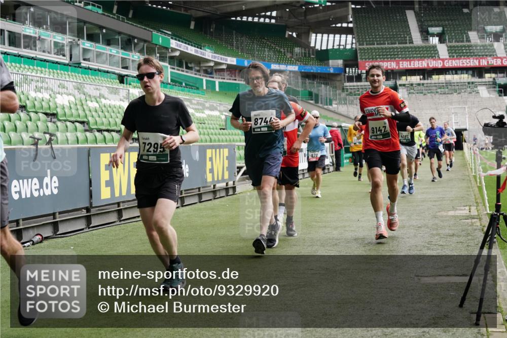 05.10.2025 - 20. swb-Marathon Bremen Michael Burmester http://msf.ph/oto/9329920 05.10.2025 12:59:47 Laufen im Stadion 27, 99, 226, 627, 807, 860, 954, 978, 1043, 1516, 1525, 1548, 1598, 1711, 1843, 1854, 2609, 2663, 2782, 2866, 2941, 2945, 3086, 3087, 3104, 3169, 3230, 3592, 3747, 3783, 3888, 4181, 4220, 4380, 4395, 4486, 4536, 4824, 4827, 5493, 5510, 6030, 6126, 6374, 6439, 6536, 6674, 6881, 7201, 7262, 7295, 7307, 7398, 7421, 7467, 7511, 7537, 7598, 7679, 7906, 7929, 8097, 8214, 8258, 8372, 8485, 8699, 8981, 9072, 10526, 219, 586, 667, 1229, 1843 meine-sportfotos.de