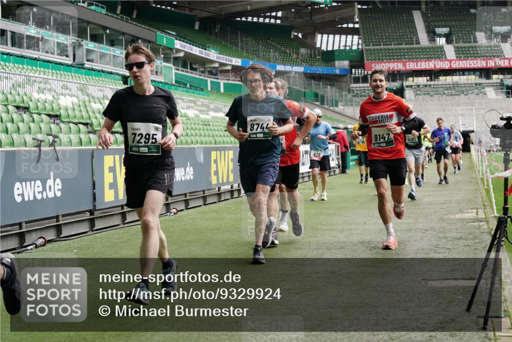 05.10.2025 - 20. swb-Marathon Bremen Michael Burmester http://msf.ph/oto/9329924 05.10.2025 12:59:47 Laufen im Stadion 27, 99, 226, 627, 807, 860, 954, 978, 1043, 1516, 1525, 1548, 1598, 1711, 1843, 1854, 2609, 2663, 2782, 2866, 2941, 2945, 3086, 3087, 3104, 3169, 3230, 3592, 3747, 3783, 3888, 4181, 4220, 4380, 4395, 4486, 4536, 4824, 4827, 5493, 5510, 6030, 6126, 6374, 6439, 6536, 6674, 6881, 7201, 7262, 7295, 7307, 7398, 7421, 7467, 7511, 7537, 7598, 7679, 7906, 7929, 8097, 8214, 8258, 8372, 8485, 8699, 8981, 9072, 10526, 219, 586, 667, 1229, 1843 meine-sportfotos.de