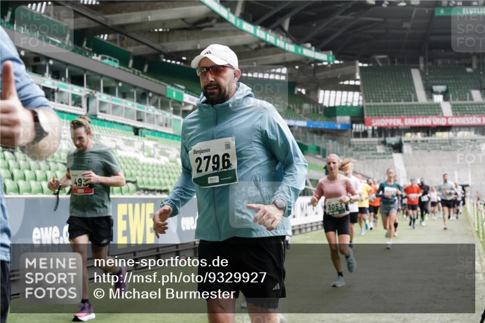 05.10.2025 - 20. swb-Marathon Bremen Michael Burmester http://msf.ph/oto/9329927 05.10.2025 13:01:46 Laufen im Stadion 58, 152, 335, 428, 440, 488, 493, 546, 672, 772, 979, 1030, 1082, 1238, 1256, 1348, 1361, 1452, 1732, 1759, 1856, 1893, 1899, 1933, 1996, 2096, 2102, 2143, 2235, 2245, 2306, 2433, 2555, 2565, 2712, 2796, 2910, 2912, 2918, 2991, 2995, 3053, 3206, 3208, 3209, 3387, 3525, 3526, 3662, 3663, 3673, 3877, 4017, 4018, 4086, 4128, 4329, 4364, 4409, 4444, 4618, 4705, 4882, 4947, 4980, 5048, 5080, 5150, 5309, 5414, 5557, 5570, 5580, 5727, 5731, 5752, 5934, 5985, 6082, 6157 meine-sportfotos.de