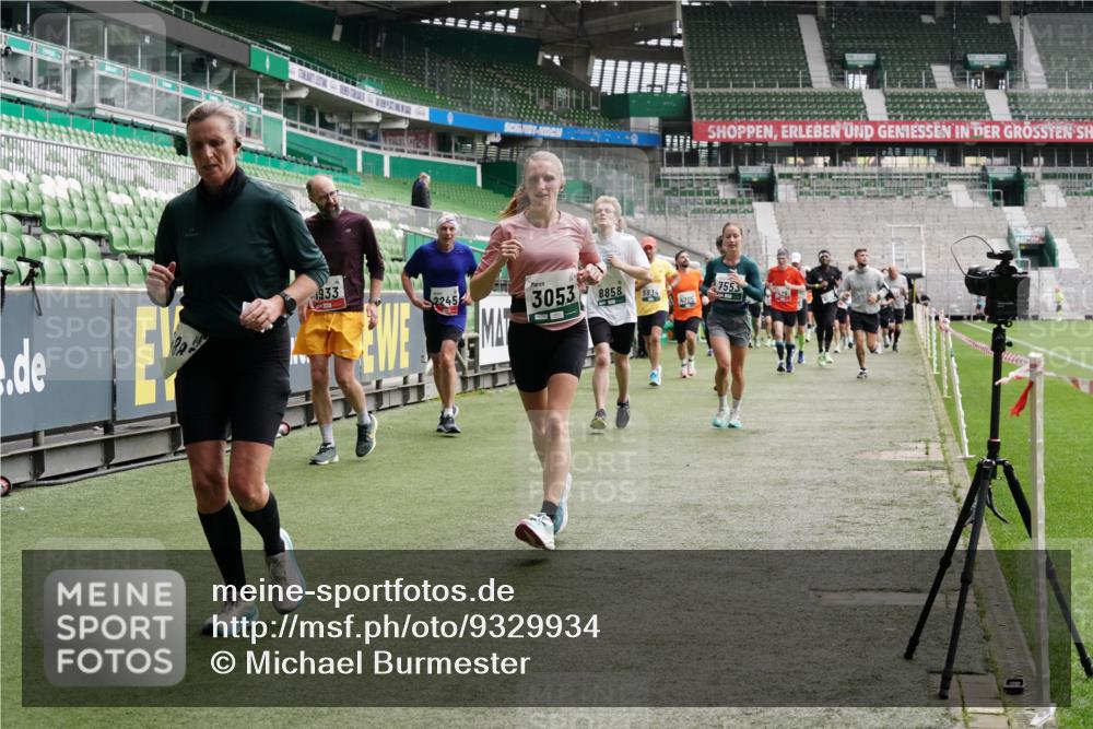 05.10.2025 - 20. swb-Marathon Bremen Michael Burmester http://msf.ph/oto/9329934 05.10.2025 13:01:47 Laufen im Stadion 58, 152, 335, 428, 440, 488, 493, 546, 672, 772, 979, 1030, 1082, 1238, 1256, 1348, 1361, 1452, 1732, 1759, 1856, 1893, 1899, 1933, 1996, 2096, 2102, 2143, 2235, 2245, 2306, 2433, 2555, 2565, 2712, 2796, 2910, 2912, 2918, 2991, 2995, 3053, 3206, 3208, 3387, 3525, 3526, 3662, 3663, 3673, 3877, 3926, 4017, 4018, 4086, 4128, 4329, 4364, 4409, 4444, 4564, 4618, 4705, 4882, 4947, 4980, 5048, 5080, 5150, 5309, 5557, 5570, 5580, 5731, 5752, 5934, 5985, 6082, 6157 meine-sportfotos.de