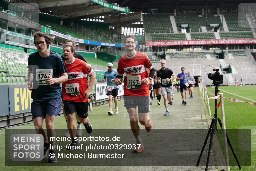 05.10.2025 - 20. swb-Marathon Bremen Michael Burmester http://msf.ph/oto/9329937 05.10.2025 12:59:47 Laufen im Stadion 27, 99, 226, 627, 807, 860, 954, 978, 1043, 1516, 1525, 1548, 1598, 1711, 1843, 1854, 2609, 2663, 2782, 2866, 2941, 2945, 3086, 3087, 3104, 3169, 3230, 3592, 3747, 3783, 3888, 4181, 4220, 4380, 4395, 4486, 4536, 4824, 4827, 5493, 5510, 6030, 6126, 6374, 6439, 6536, 6674, 6881, 7201, 7262, 7295, 7307, 7398, 7421, 7467, 7511, 7537, 7598, 7679, 7906, 7929, 8097, 8214, 8258, 8372, 8485, 8699, 8981, 9072, 10526, 219, 586, 667, 1229, 1843 meine-sportfotos.de