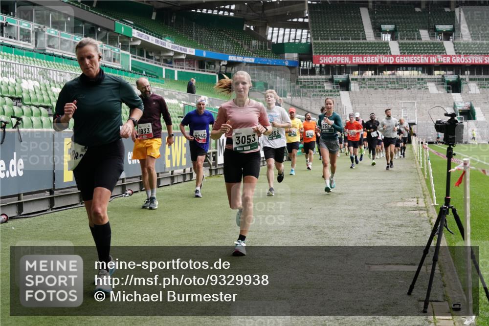 05.10.2025 - 20. swb-Marathon Bremen Michael Burmester http://msf.ph/oto/9329938 05.10.2025 13:01:47 Laufen im Stadion 58, 152, 335, 428, 440, 488, 493, 546, 672, 772, 979, 1030, 1082, 1238, 1256, 1348, 1361, 1452, 1732, 1759, 1856, 1893, 1899, 1933, 1996, 2096, 2102, 2143, 2235, 2245, 2306, 2433, 2555, 2565, 2712, 2796, 2910, 2912, 2918, 2991, 2995, 3053, 3206, 3208, 3387, 3525, 3526, 3662, 3663, 3673, 3877, 3926, 4017, 4018, 4086, 4128, 4329, 4364, 4409, 4444, 4564, 4618, 4705, 4882, 4947, 4980, 5048, 5080, 5150, 5309, 5557, 5570, 5580, 5731, 5752, 5934, 5985, 6082, 6157 meine-sportfotos.de