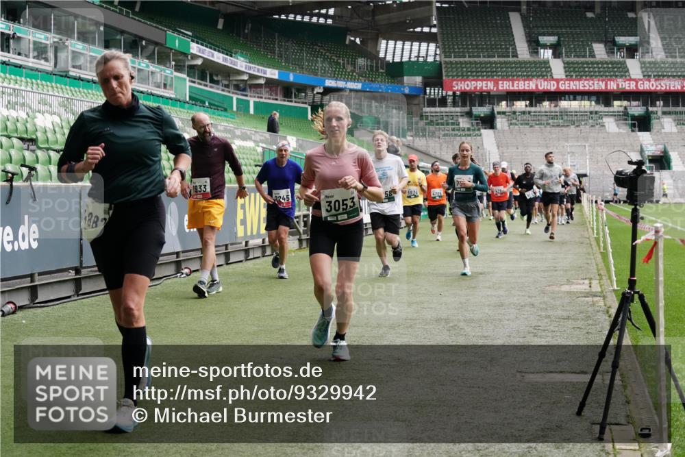 05.10.2025 - 20. swb-Marathon Bremen Michael Burmester http://msf.ph/oto/9329942 05.10.2025 13:01:47 Laufen im Stadion 58, 152, 335, 428, 440, 488, 493, 546, 672, 772, 979, 1030, 1082, 1238, 1256, 1348, 1361, 1452, 1732, 1759, 1856, 1893, 1899, 1933, 1996, 2096, 2102, 2143, 2235, 2245, 2306, 2433, 2555, 2565, 2712, 2796, 2910, 2912, 2918, 2991, 2995, 3053, 3206, 3208, 3387, 3525, 3526, 3662, 3663, 3673, 3877, 3926, 4017, 4018, 4086, 4128, 4329, 4364, 4409, 4444, 4564, 4618, 4705, 4882, 4947, 4980, 5048, 5080, 5150, 5309, 5557, 5570, 5580, 5731, 5752, 5934, 5985, 6082, 6157 meine-sportfotos.de