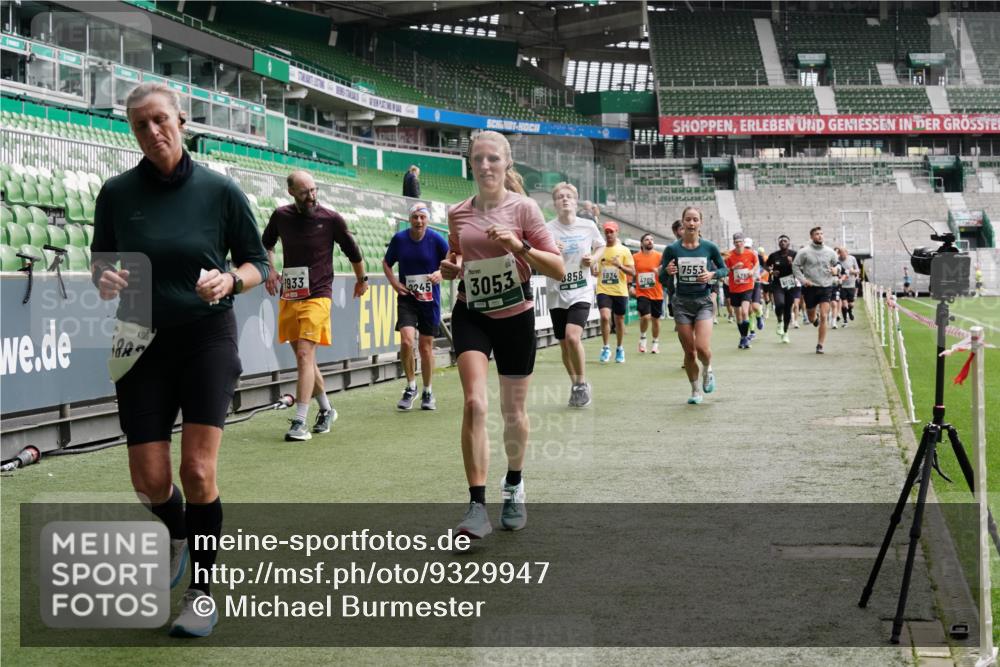 05.10.2025 - 20. swb-Marathon Bremen Michael Burmester http://msf.ph/oto/9329947 05.10.2025 13:01:47 Laufen im Stadion 58, 152, 335, 428, 440, 488, 493, 546, 672, 772, 979, 1030, 1082, 1238, 1256, 1348, 1361, 1452, 1732, 1759, 1856, 1893, 1899, 1933, 1996, 2096, 2102, 2143, 2235, 2245, 2306, 2433, 2555, 2565, 2712, 2796, 2910, 2912, 2918, 2991, 2995, 3053, 3206, 3208, 3387, 3525, 3526, 3662, 3663, 3673, 3877, 3926, 4017, 4018, 4086, 4128, 4329, 4364, 4409, 4444, 4564, 4618, 4705, 4882, 4947, 4980, 5048, 5080, 5150, 5309, 5557, 5570, 5580, 5731, 5752, 5934, 5985, 6082, 6157 meine-sportfotos.de