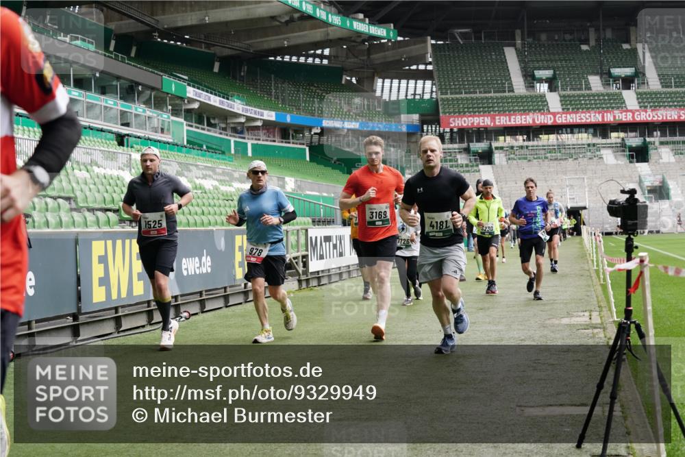 05.10.2025 - 20. swb-Marathon Bremen Michael Burmester http://msf.ph/oto/9329949 05.10.2025 12:59:49 Laufen im Stadion 27, 99, 226, 627, 807, 860, 954, 978, 1043, 1516, 1525, 1548, 1598, 1711, 1854, 2609, 2663, 2782, 2866, 2941, 2945, 3086, 3087, 3104, 3169, 3177, 3230, 3549, 3592, 3747, 3783, 3888, 4181, 4220, 4380, 4395, 4486, 4536, 4824, 4827, 5493, 5510, 5627, 6030, 6126, 6208, 6374, 6439, 6536, 6674, 6881, 7201, 7262, 7295, 7307, 7398, 7421, 7467, 7511, 7537, 7598, 7679, 7906, 7929, 8097, 8214, 8258, 8372, 8485, 8699, 8981, 9072, 10526, 219, 586, 667, 1229, 1843 meine-sportfotos.de