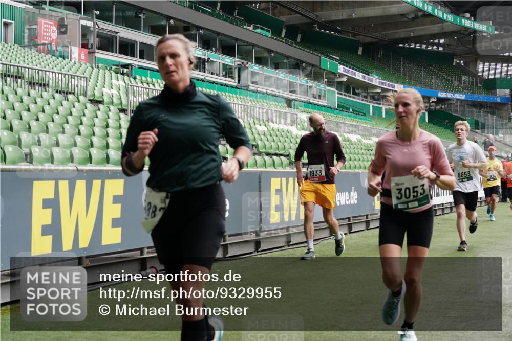 05.10.2025 - 20. swb-Marathon Bremen Michael Burmester http://msf.ph/oto/9329955 05.10.2025 13:01:47 Laufen im Stadion 58, 152, 335, 428, 440, 488, 493, 546, 672, 772, 979, 1030, 1082, 1238, 1256, 1348, 1361, 1452, 1732, 1759, 1856, 1893, 1899, 1933, 1996, 2096, 2102, 2143, 2235, 2245, 2306, 2433, 2555, 2565, 2712, 2796, 2910, 2912, 2918, 2991, 2995, 3053, 3206, 3208, 3387, 3525, 3526, 3662, 3663, 3673, 3877, 3926, 4017, 4018, 4086, 4128, 4329, 4364, 4409, 4444, 4564, 4618, 4705, 4882, 4947, 4980, 5048, 5080, 5150, 5309, 5557, 5570, 5580, 5731, 5752, 5934, 5985, 6082, 6157 meine-sportfotos.de