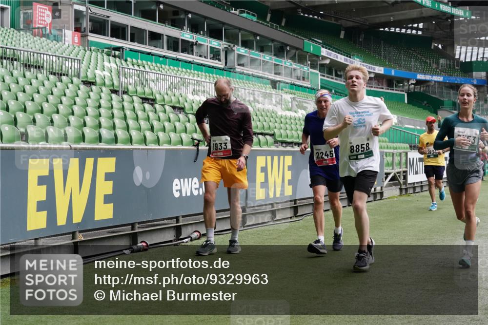 05.10.2025 - 20. swb-Marathon Bremen Michael Burmester http://msf.ph/oto/9329963 05.10.2025 13:01:49 Laufen im Stadion 152, 335, 428, 440, 488, 493, 546, 672, 772, 979, 1030, 1082, 1238, 1256, 1348, 1361, 1452, 1732, 1744, 1759, 1856, 1893, 1899, 1924, 1933, 1996, 2096, 2102, 2143, 2235, 2245, 2306, 2433, 2555, 2565, 2796, 2910, 2912, 2918, 2991, 2995, 3053, 3206, 3208, 3387, 3525, 3526, 3662, 3663, 3673, 3877, 3926, 4017, 4018, 4086, 4329, 4364, 4409, 4444, 4564, 4618, 4705, 4882, 4947, 4980, 5080, 5150, 5309, 5557, 5570, 5580, 5731, 5752, 5934, 5985, 6082, 6157, 58, 440 meine-sportfotos.de