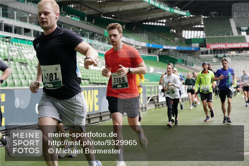 05.10.2025 - 20. swb-Marathon Bremen Michael Burmester http://msf.ph/oto/9329965 05.10.2025 12:59:51 Laufen im Stadion 27, 99, 226, 271, 627, 807, 860, 954, 978, 1043, 1516, 1525, 1548, 1598, 1711, 1806, 2609, 2663, 2782, 2866, 2945, 3086, 3087, 3104, 3169, 3177, 3230, 3549, 3592, 3747, 3783, 3888, 4046, 4181, 4220, 4380, 4395, 4486, 4536, 4592, 4824, 5493, 5510, 5627, 6030, 6126, 6208, 6374, 6389, 6439, 6536, 6636, 6674, 6881, 7201, 7262, 7295, 7307, 7398, 7421, 7467, 7511, 7537, 7598, 7679, 7906, 7929, 8097, 8214, 8258, 8372, 8485, 8699, 8981, 9072, 10526, 219, 586, 667, 1843 meine-sportfotos.de