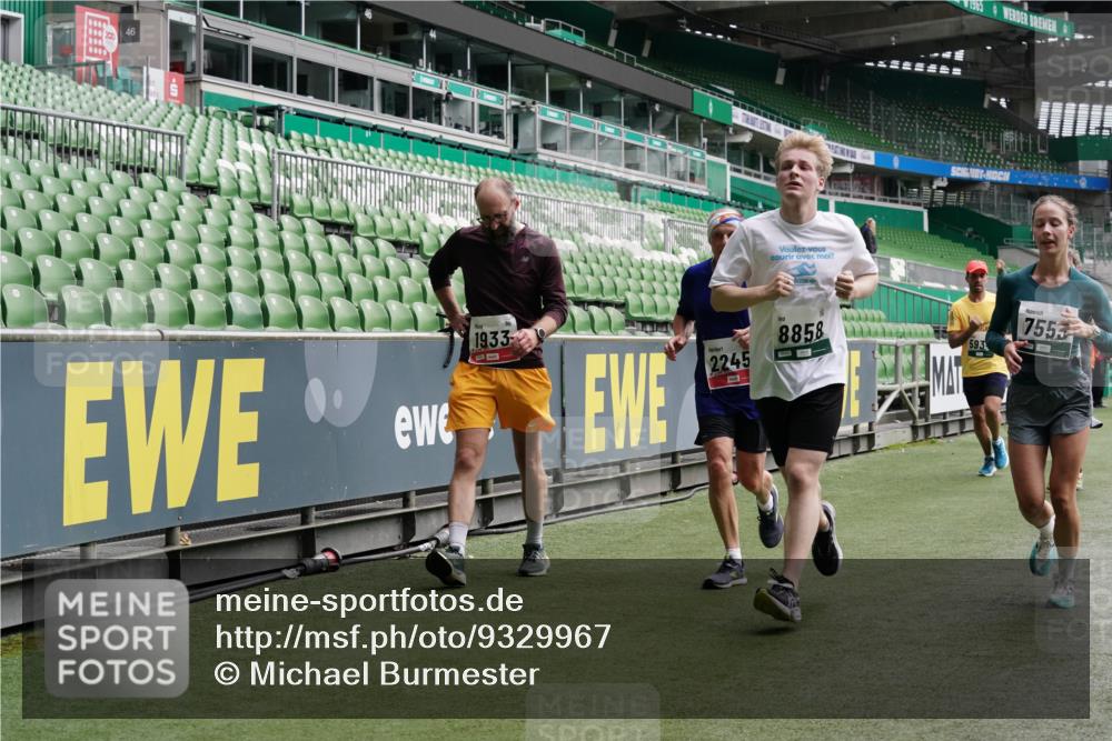 05.10.2025 - 20. swb-Marathon Bremen Michael Burmester http://msf.ph/oto/9329967 05.10.2025 13:01:49 Laufen im Stadion 152, 335, 428, 440, 488, 493, 546, 672, 772, 979, 1030, 1082, 1238, 1256, 1348, 1361, 1452, 1732, 1744, 1759, 1856, 1893, 1899, 1924, 1933, 1996, 2096, 2102, 2143, 2235, 2245, 2306, 2433, 2555, 2565, 2796, 2910, 2912, 2918, 2991, 2995, 3053, 3206, 3208, 3387, 3525, 3526, 3662, 3663, 3673, 3877, 3926, 4017, 4018, 4086, 4329, 4364, 4409, 4444, 4564, 4618, 4705, 4882, 4947, 4980, 5080, 5150, 5309, 5557, 5570, 5580, 5731, 5752, 5934, 5985, 6082, 6157, 58, 440 meine-sportfotos.de