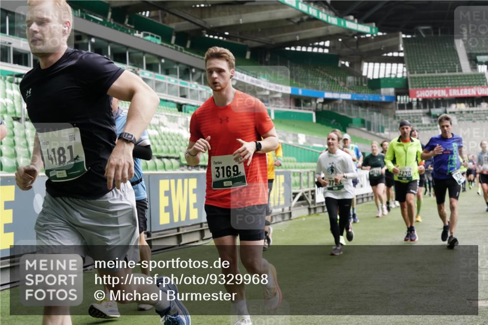 05.10.2025 - 20. swb-Marathon Bremen Michael Burmester http://msf.ph/oto/9329968 05.10.2025 12:59:51 Laufen im Stadion 27, 99, 226, 271, 627, 807, 860, 954, 978, 1043, 1516, 1525, 1548, 1598, 1711, 1806, 2609, 2663, 2782, 2866, 2945, 3086, 3087, 3104, 3169, 3177, 3230, 3549, 3592, 3747, 3783, 3888, 4046, 4181, 4220, 4380, 4395, 4486, 4536, 4592, 4824, 5493, 5510, 5627, 6030, 6126, 6208, 6374, 6389, 6439, 6536, 6636, 6674, 6881, 7201, 7262, 7295, 7307, 7398, 7421, 7467, 7511, 7537, 7598, 7679, 7906, 7929, 8097, 8214, 8258, 8372, 8485, 8699, 8981, 9072, 10526, 219, 586, 667, 1843 meine-sportfotos.de