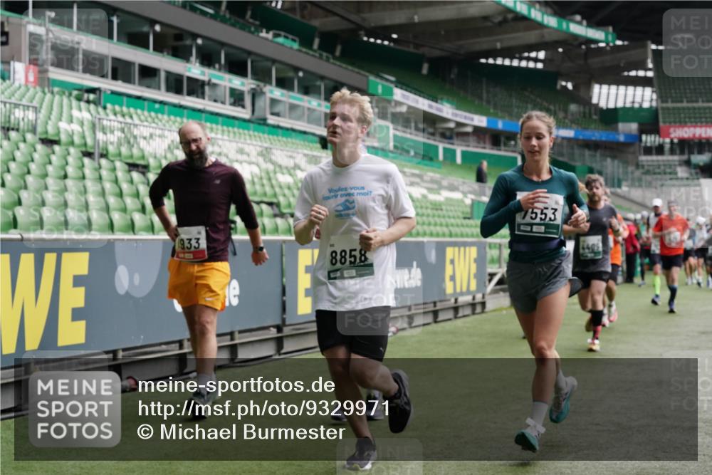 05.10.2025 - 20. swb-Marathon Bremen Michael Burmester http://msf.ph/oto/9329971 05.10.2025 13:01:50 Laufen im Stadion 152, 335, 428, 488, 493, 546, 672, 772, 979, 1030, 1082, 1256, 1348, 1361, 1452, 1732, 1744, 1759, 1856, 1893, 1899, 1924, 1933, 1996, 2096, 2102, 2143, 2235, 2245, 2306, 2433, 2555, 2565, 2796, 2910, 2912, 2918, 2991, 2995, 3053, 3206, 3208, 3387, 3525, 3526, 3662, 3663, 3673, 3877, 3926, 3930, 4017, 4018, 4086, 4329, 4364, 4409, 4444, 4564, 4618, 4705, 4882, 4947, 4980, 5080, 5150, 5309, 5557, 5570, 5580, 5731, 5752, 5893, 5934, 5985, 6082, 6157, 58, 440 meine-sportfotos.de