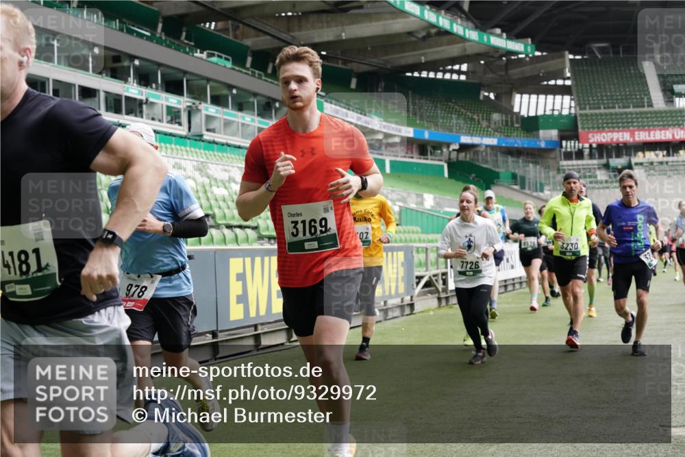 05.10.2025 - 20. swb-Marathon Bremen Michael Burmester http://msf.ph/oto/9329972 05.10.2025 12:59:51 Laufen im Stadion 27, 99, 226, 271, 627, 807, 860, 954, 978, 1043, 1516, 1525, 1548, 1598, 1711, 1806, 2609, 2663, 2782, 2866, 2945, 3086, 3087, 3104, 3169, 3177, 3230, 3549, 3592, 3747, 3783, 3888, 4046, 4181, 4220, 4380, 4395, 4486, 4536, 4592, 4824, 5493, 5510, 5627, 6030, 6126, 6208, 6374, 6389, 6439, 6536, 6636, 6674, 6881, 7201, 7262, 7295, 7307, 7398, 7421, 7467, 7511, 7537, 7598, 7679, 7906, 7929, 8097, 8214, 8258, 8372, 8485, 8699, 8981, 9072, 10526, 219, 586, 667, 1843 meine-sportfotos.de