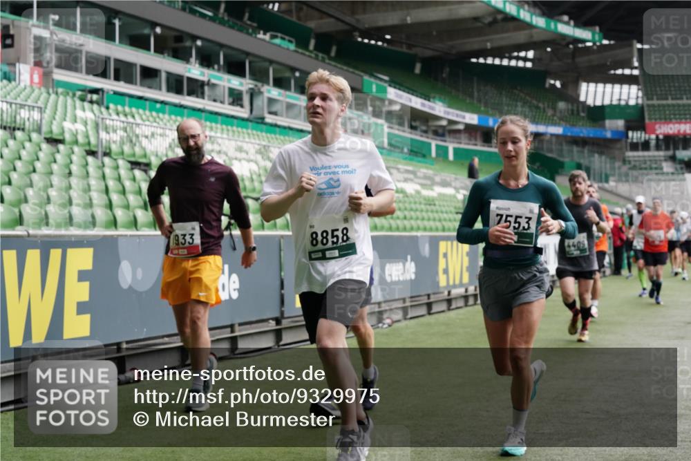 05.10.2025 - 20. swb-Marathon Bremen Michael Burmester http://msf.ph/oto/9329975 05.10.2025 13:01:50 Laufen im Stadion 152, 335, 428, 488, 493, 546, 672, 772, 979, 1030, 1082, 1256, 1348, 1361, 1452, 1732, 1744, 1759, 1856, 1893, 1899, 1924, 1933, 1996, 2096, 2102, 2143, 2235, 2245, 2306, 2433, 2555, 2565, 2796, 2910, 2912, 2918, 2991, 2995, 3053, 3206, 3208, 3387, 3525, 3526, 3662, 3663, 3673, 3877, 3926, 3930, 4017, 4018, 4086, 4329, 4364, 4409, 4444, 4564, 4618, 4705, 4882, 4947, 4980, 5080, 5150, 5309, 5557, 5570, 5580, 5731, 5752, 5893, 5934, 5985, 6082, 6157, 58, 440 meine-sportfotos.de