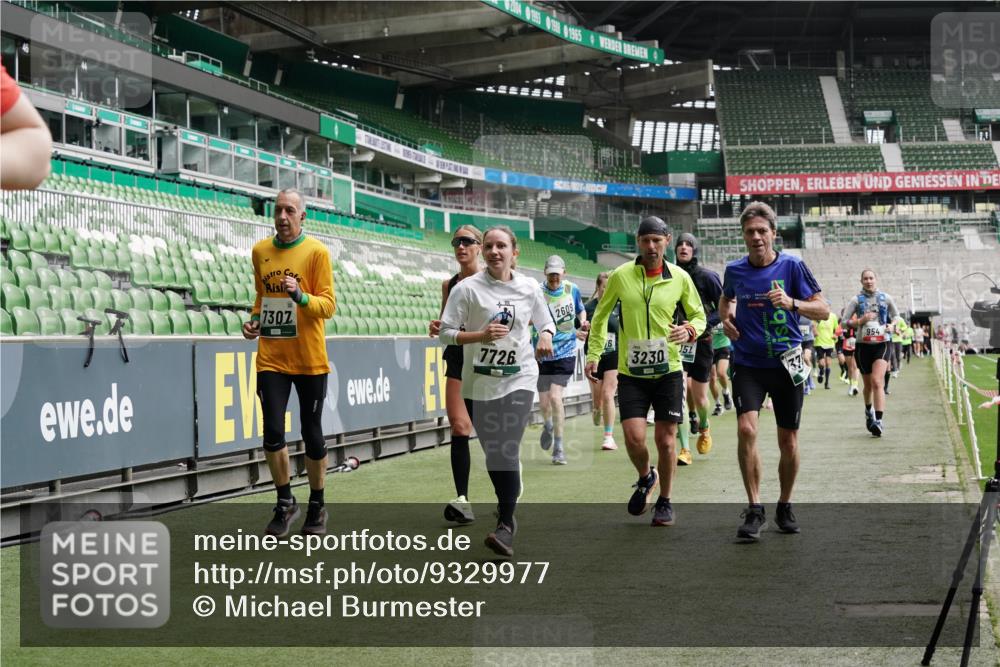 05.10.2025 - 20. swb-Marathon Bremen Michael Burmester http://msf.ph/oto/9329977 05.10.2025 12:59:52 Laufen im Stadion 27, 99, 226, 271, 627, 807, 860, 954, 978, 1043, 1516, 1525, 1548, 1598, 1711, 1806, 2609, 2663, 2782, 2866, 2945, 3086, 3087, 3104, 3169, 3177, 3230, 3549, 3592, 3747, 3783, 3888, 4046, 4181, 4220, 4380, 4395, 4486, 4536, 4592, 4824, 5493, 5510, 5627, 6030, 6126, 6208, 6374, 6389, 6439, 6536, 6636, 6674, 6881, 7201, 7262, 7295, 7307, 7398, 7421, 7467, 7511, 7537, 7598, 7679, 7906, 7929, 8097, 8258, 8372, 8485, 8699, 8981, 9072, 10526, 219, 667, 1843 meine-sportfotos.de