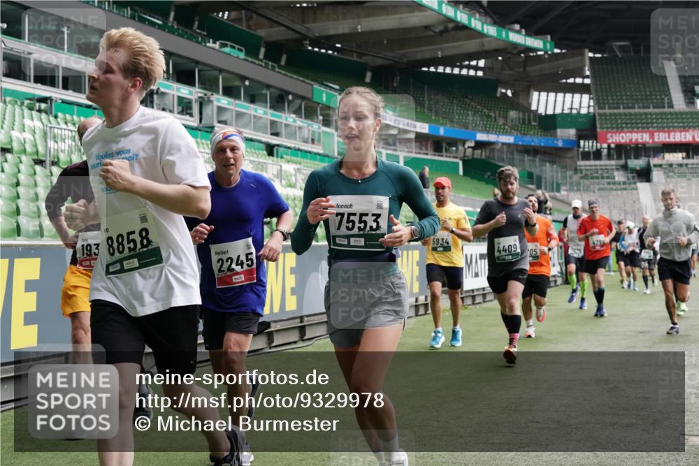 05.10.2025 - 20. swb-Marathon Bremen Michael Burmester http://msf.ph/oto/9329978 05.10.2025 13:01:50 Laufen im Stadion 152, 335, 428, 488, 493, 546, 672, 772, 979, 1030, 1082, 1256, 1348, 1361, 1452, 1732, 1744, 1759, 1856, 1893, 1899, 1924, 1933, 1996, 2096, 2102, 2143, 2235, 2245, 2306, 2433, 2555, 2565, 2796, 2910, 2912, 2918, 2991, 2995, 3053, 3206, 3208, 3387, 3525, 3526, 3662, 3663, 3673, 3877, 3926, 3930, 4017, 4018, 4086, 4329, 4364, 4409, 4444, 4564, 4618, 4705, 4882, 4947, 4980, 5080, 5150, 5309, 5557, 5570, 5580, 5731, 5752, 5893, 5934, 5985, 6082, 6157, 58, 440 meine-sportfotos.de