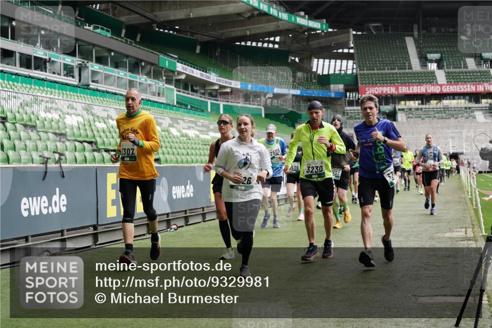 05.10.2025 - 20. swb-Marathon Bremen Michael Burmester http://msf.ph/oto/9329981 05.10.2025 12:59:52 Laufen im Stadion 27, 99, 226, 271, 627, 807, 860, 954, 978, 1043, 1516, 1525, 1548, 1598, 1711, 1806, 2609, 2663, 2782, 2866, 2945, 3086, 3087, 3104, 3169, 3177, 3230, 3549, 3592, 3747, 3783, 3888, 4046, 4181, 4220, 4380, 4395, 4486, 4536, 4592, 4824, 5493, 5510, 5627, 6030, 6126, 6208, 6374, 6389, 6439, 6536, 6636, 6674, 6881, 7201, 7262, 7295, 7307, 7398, 7421, 7467, 7511, 7537, 7598, 7679, 7906, 7929, 8097, 8258, 8372, 8485, 8699, 8981, 9072, 10526, 219, 667, 1843 meine-sportfotos.de