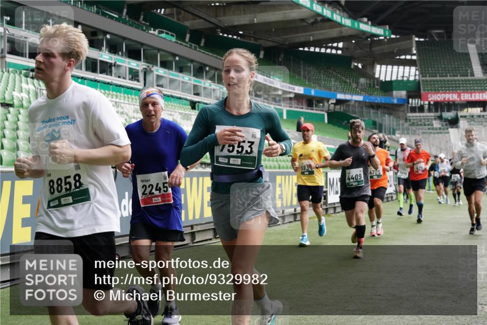 05.10.2025 - 20. swb-Marathon Bremen Michael Burmester http://msf.ph/oto/9329982 05.10.2025 13:01:50 Laufen im Stadion 152, 335, 428, 488, 493, 546, 672, 772, 979, 1030, 1082, 1256, 1348, 1361, 1452, 1732, 1744, 1759, 1856, 1893, 1899, 1924, 1933, 1996, 2096, 2102, 2143, 2235, 2245, 2306, 2433, 2555, 2565, 2796, 2910, 2912, 2918, 2991, 2995, 3053, 3206, 3208, 3387, 3525, 3526, 3662, 3663, 3673, 3877, 3926, 3930, 4017, 4018, 4086, 4329, 4364, 4409, 4444, 4564, 4618, 4705, 4882, 4947, 4980, 5080, 5150, 5309, 5557, 5570, 5580, 5731, 5752, 5893, 5934, 5985, 6082, 6157, 58, 440 meine-sportfotos.de