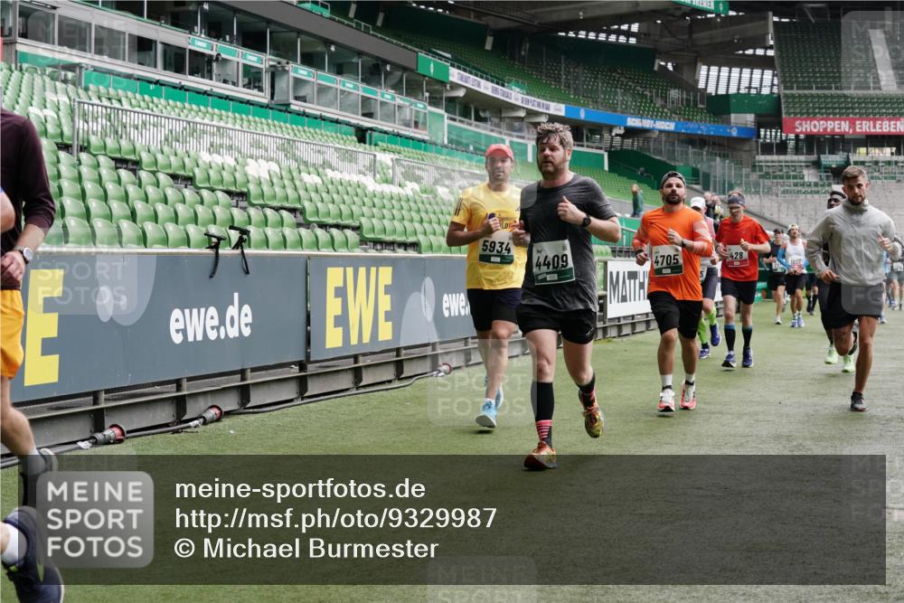 05.10.2025 - 20. swb-Marathon Bremen Michael Burmester http://msf.ph/oto/9329987 05.10.2025 13:01:51 Laufen im Stadion 152, 335, 428, 488, 493, 546, 672, 772, 979, 1030, 1082, 1256, 1348, 1361, 1452, 1732, 1744, 1759, 1856, 1893, 1899, 1924, 1933, 1996, 2096, 2102, 2143, 2235, 2245, 2306, 2433, 2555, 2565, 2796, 2910, 2912, 2918, 2991, 2995, 3053, 3206, 3208, 3387, 3525, 3526, 3662, 3663, 3673, 3877, 3926, 3930, 4017, 4018, 4086, 4329, 4364, 4409, 4444, 4564, 4618, 4705, 4882, 4947, 4980, 5080, 5150, 5309, 5557, 5570, 5580, 5731, 5893, 5934, 5985, 6082, 6157, 58, 440 meine-sportfotos.de