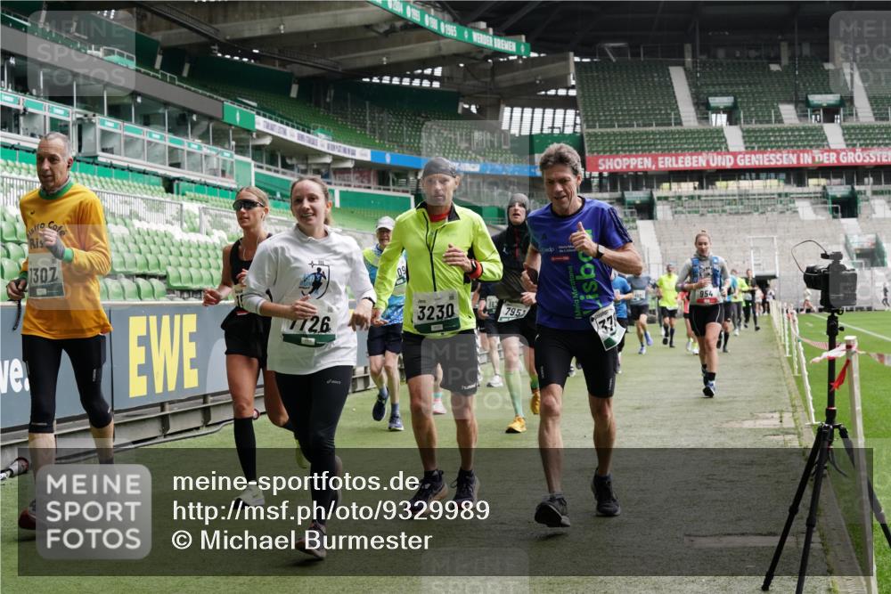 05.10.2025 - 20. swb-Marathon Bremen Michael Burmester http://msf.ph/oto/9329989 05.10.2025 12:59:53 Laufen im Stadion 27, 99, 226, 271, 491, 627, 807, 860, 954, 978, 1043, 1516, 1525, 1548, 1598, 1606, 1711, 1806, 2609, 2663, 2782, 2866, 2945, 3086, 3087, 3104, 3169, 3177, 3230, 3549, 3592, 3747, 3783, 3888, 4046, 4181, 4220, 4380, 4395, 4486, 4536, 4592, 4824, 5493, 5510, 5627, 6030, 6126, 6208, 6374, 6389, 6439, 6536, 6636, 6674, 6881, 7201, 7262, 7295, 7307, 7398, 7421, 7467, 7511, 7537, 7598, 7679, 7906, 7929, 8097, 8258, 8372, 8485, 8699, 8981, 9072, 10526, 219, 667, 1843 meine-sportfotos.de