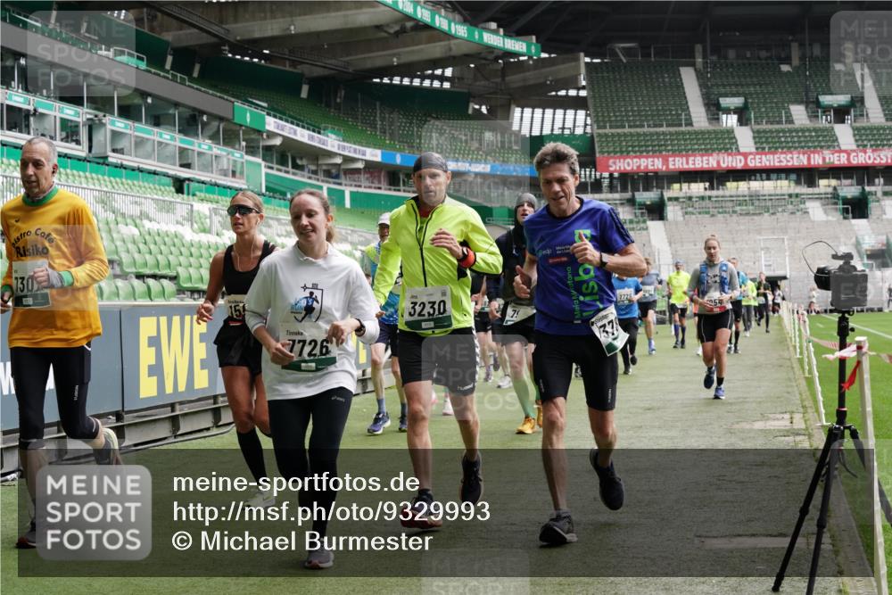 05.10.2025 - 20. swb-Marathon Bremen Michael Burmester http://msf.ph/oto/9329993 05.10.2025 12:59:53 Laufen im Stadion 27, 99, 226, 271, 491, 627, 807, 860, 954, 978, 1043, 1516, 1525, 1548, 1598, 1606, 1711, 1806, 2609, 2663, 2782, 2866, 2945, 3086, 3087, 3104, 3169, 3177, 3230, 3549, 3592, 3747, 3783, 3888, 4046, 4181, 4220, 4380, 4395, 4486, 4536, 4592, 4824, 5493, 5510, 5627, 6030, 6126, 6208, 6374, 6389, 6439, 6536, 6636, 6674, 6881, 7201, 7262, 7295, 7307, 7398, 7421, 7467, 7511, 7537, 7598, 7679, 7906, 7929, 8097, 8258, 8372, 8485, 8699, 8981, 9072, 10526, 219, 667, 1843 meine-sportfotos.de