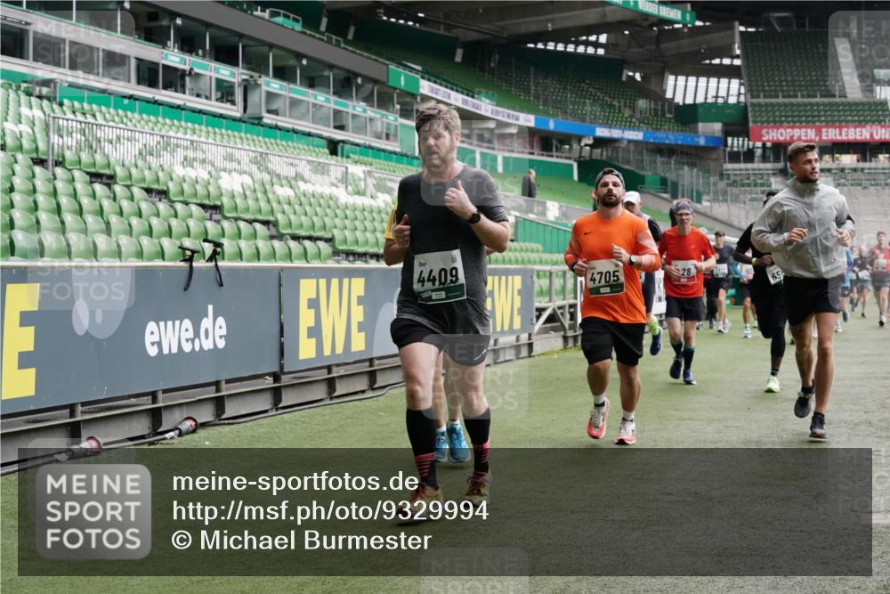05.10.2025 - 20. swb-Marathon Bremen Michael Burmester http://msf.ph/oto/9329994 05.10.2025 13:01:52 Laufen im Stadion 152, 335, 428, 488, 493, 546, 672, 772, 979, 1030, 1082, 1256, 1348, 1361, 1452, 1732, 1744, 1759, 1856, 1893, 1899, 1924, 1933, 1996, 2096, 2102, 2143, 2235, 2245, 2306, 2433, 2555, 2565, 2796, 2910, 2912, 2918, 2991, 2995, 3053, 3206, 3208, 3387, 3525, 3526, 3662, 3663, 3673, 3877, 3926, 3930, 4017, 4018, 4086, 4329, 4364, 4409, 4444, 4564, 4618, 4705, 4882, 4947, 4980, 5150, 5309, 5557, 5570, 5580, 5731, 5893, 5934, 5985, 6082, 6157, 58, 440 meine-sportfotos.de