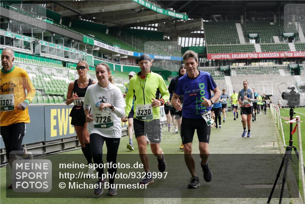 05.10.2025 - 20. swb-Marathon Bremen Michael Burmester http://msf.ph/oto/9329997 05.10.2025 12:59:53 Laufen im Stadion 27, 99, 226, 271, 491, 627, 807, 860, 954, 978, 1043, 1516, 1525, 1548, 1598, 1606, 1711, 1806, 2609, 2663, 2782, 2866, 2945, 3086, 3087, 3104, 3169, 3177, 3230, 3549, 3592, 3747, 3783, 3888, 4046, 4181, 4220, 4380, 4395, 4486, 4536, 4592, 4824, 5493, 5510, 5627, 6030, 6126, 6208, 6374, 6389, 6439, 6536, 6636, 6674, 6881, 7201, 7262, 7295, 7307, 7398, 7421, 7467, 7511, 7537, 7598, 7679, 7906, 7929, 8097, 8258, 8372, 8485, 8699, 8981, 9072, 10526, 219, 667, 1843 meine-sportfotos.de