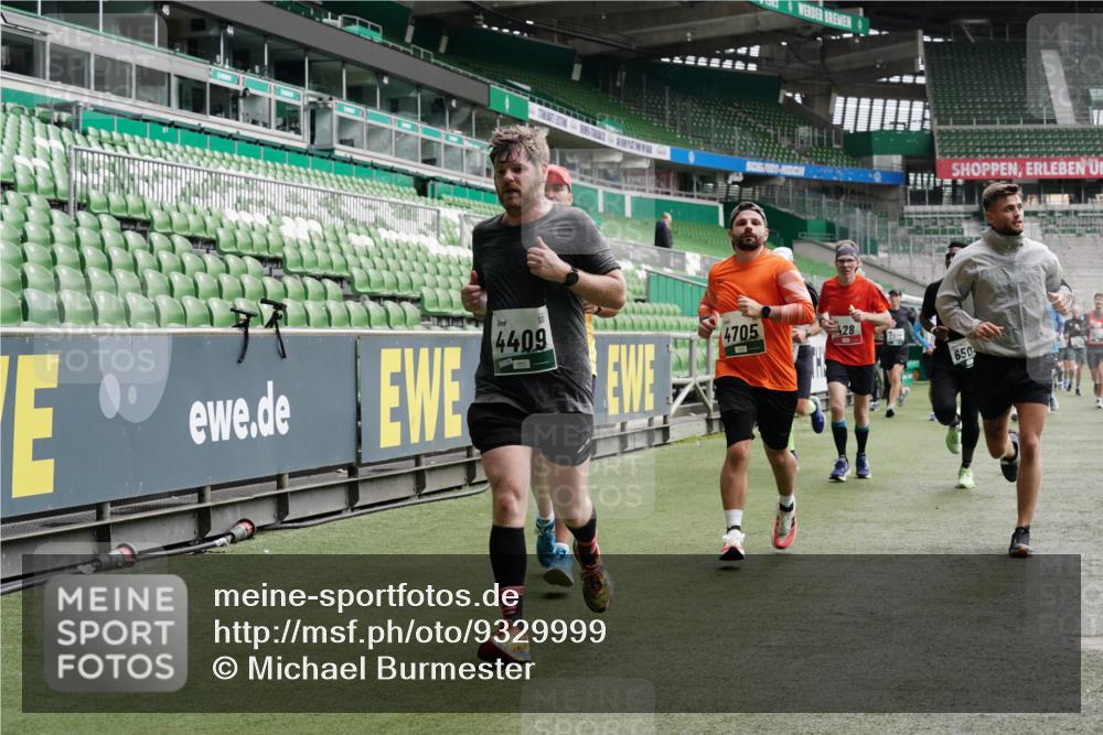 05.10.2025 - 20. swb-Marathon Bremen Michael Burmester http://msf.ph/oto/9329999 05.10.2025 13:01:52 Laufen im Stadion 152, 335, 428, 488, 493, 546, 672, 772, 979, 1030, 1082, 1256, 1348, 1361, 1452, 1732, 1744, 1759, 1856, 1893, 1899, 1924, 1933, 1996, 2096, 2102, 2143, 2235, 2245, 2306, 2433, 2555, 2565, 2796, 2910, 2912, 2918, 2991, 2995, 3053, 3206, 3208, 3387, 3525, 3526, 3662, 3663, 3673, 3877, 3926, 3930, 4017, 4018, 4086, 4329, 4364, 4409, 4444, 4564, 4618, 4705, 4882, 4947, 4980, 5150, 5309, 5557, 5570, 5580, 5731, 5893, 5934, 5985, 6082, 6157, 58, 440 meine-sportfotos.de