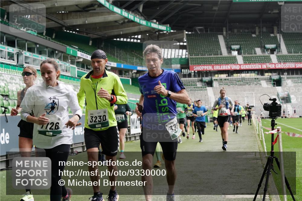 05.10.2025 - 20. swb-Marathon Bremen Michael Burmester http://msf.ph/oto/9330000 05.10.2025 12:59:53 Laufen im Stadion 27, 99, 226, 271, 491, 627, 807, 860, 954, 978, 1043, 1516, 1525, 1548, 1598, 1606, 1711, 1806, 2609, 2663, 2782, 2866, 2945, 3086, 3087, 3104, 3169, 3177, 3230, 3549, 3592, 3747, 3783, 3888, 4046, 4181, 4220, 4380, 4395, 4486, 4536, 4592, 4824, 5493, 5510, 5627, 6030, 6126, 6208, 6374, 6389, 6439, 6536, 6636, 6674, 6881, 7201, 7262, 7295, 7307, 7398, 7421, 7467, 7511, 7537, 7598, 7679, 7906, 7929, 8097, 8258, 8372, 8485, 8699, 8981, 9072, 10526, 219, 667, 1843 meine-sportfotos.de