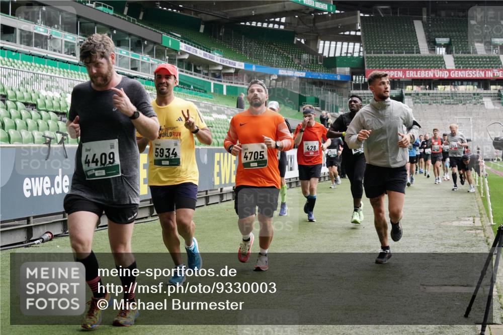 05.10.2025 - 20. swb-Marathon Bremen Michael Burmester http://msf.ph/oto/9330003 05.10.2025 13:01:53 Laufen im Stadion 152, 335, 428, 488, 493, 546, 672, 772, 979, 1030, 1256, 1348, 1361, 1452, 1732, 1744, 1759, 1856, 1893, 1899, 1924, 1933, 1996, 2096, 2102, 2143, 2235, 2245, 2306, 2433, 2555, 2565, 2796, 2910, 2912, 2918, 2991, 2995, 3053, 3206, 3208, 3387, 3525, 3526, 3662, 3663, 3673, 3877, 3926, 3930, 4017, 4018, 4086, 4329, 4364, 4409, 4444, 4564, 4618, 4705, 4882, 4947, 4980, 5150, 5309, 5557, 5570, 5580, 5731, 5893, 5934, 5985, 6082, 6157, 58, 440 meine-sportfotos.de