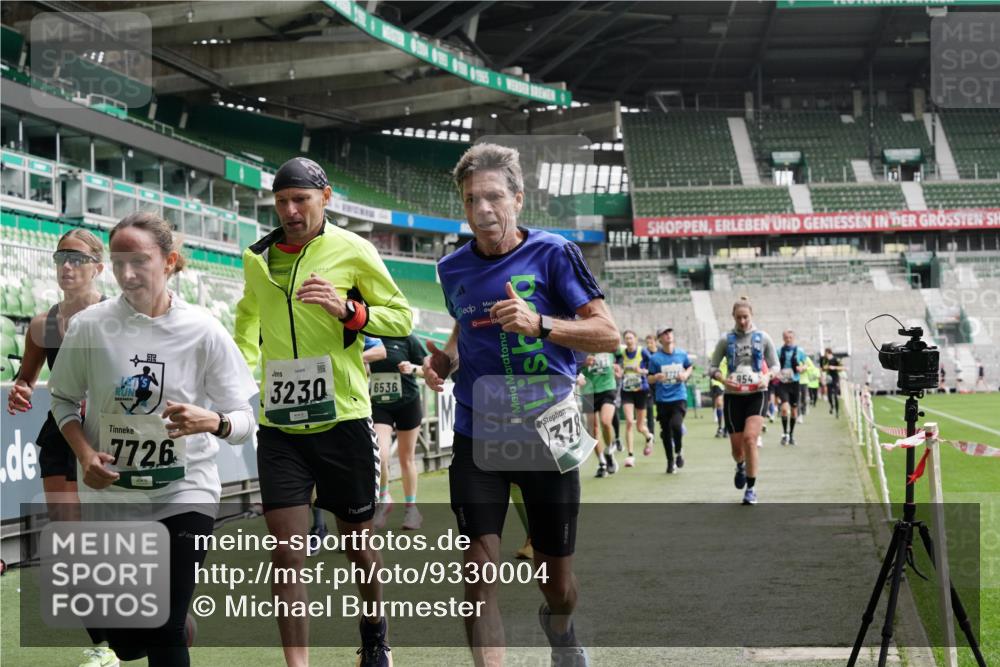 05.10.2025 - 20. swb-Marathon Bremen Michael Burmester http://msf.ph/oto/9330004 05.10.2025 12:59:53 Laufen im Stadion 27, 99, 226, 271, 491, 627, 807, 860, 954, 978, 1043, 1516, 1525, 1548, 1598, 1606, 1711, 1806, 2609, 2663, 2782, 2866, 2945, 3086, 3087, 3104, 3169, 3177, 3230, 3549, 3592, 3747, 3783, 3888, 4046, 4181, 4220, 4380, 4395, 4486, 4536, 4592, 4824, 5493, 5510, 5627, 6030, 6126, 6208, 6374, 6389, 6439, 6536, 6636, 6674, 6881, 7201, 7262, 7295, 7307, 7398, 7421, 7467, 7511, 7537, 7598, 7679, 7906, 7929, 8097, 8258, 8372, 8485, 8699, 8981, 9072, 10526, 219, 667, 1843 meine-sportfotos.de