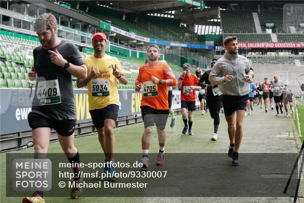 05.10.2025 - 20. swb-Marathon Bremen Michael Burmester http://msf.ph/oto/9330007 05.10.2025 13:01:53 Laufen im Stadion 152, 335, 428, 488, 493, 546, 672, 772, 979, 1030, 1256, 1348, 1361, 1452, 1732, 1744, 1759, 1856, 1893, 1899, 1924, 1933, 1996, 2096, 2102, 2143, 2235, 2245, 2306, 2433, 2555, 2565, 2796, 2910, 2912, 2918, 2991, 2995, 3053, 3206, 3208, 3387, 3525, 3526, 3662, 3663, 3673, 3877, 3926, 3930, 4017, 4018, 4086, 4329, 4364, 4409, 4444, 4564, 4618, 4705, 4882, 4947, 4980, 5150, 5309, 5557, 5570, 5580, 5731, 5893, 5934, 5985, 6082, 6157, 58, 440 meine-sportfotos.de