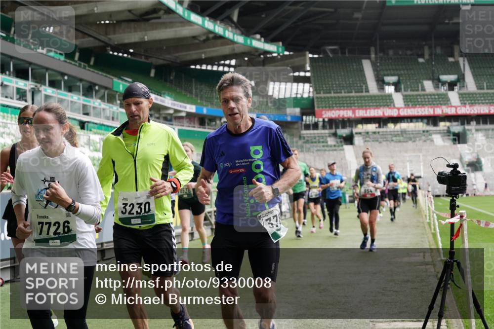 05.10.2025 - 20. swb-Marathon Bremen Michael Burmester http://msf.ph/oto/9330008 05.10.2025 12:59:54 Laufen im Stadion 27, 99, 226, 271, 491, 627, 807, 860, 954, 978, 1043, 1516, 1525, 1548, 1598, 1606, 1711, 1806, 2609, 2663, 2782, 2866, 2945, 3086, 3087, 3104, 3169, 3177, 3230, 3549, 3592, 3747, 3783, 3888, 4046, 4181, 4220, 4380, 4395, 4486, 4536, 4592, 4824, 5493, 5510, 5627, 6030, 6126, 6208, 6389, 6439, 6536, 6636, 6674, 6762, 6881, 7201, 7295, 7307, 7398, 7421, 7467, 7511, 7537, 7598, 7679, 7906, 7929, 8097, 8258, 8372, 8485, 8699, 8981, 9072, 10526, 219, 667, 1516, 1843 meine-sportfotos.de